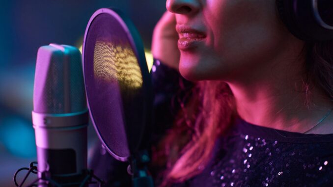 Choosing the right microphone is crucial for quality broadcasts. We've compiled a list of top-rated options that capture voice nuances and reduce background noise for clear sound.